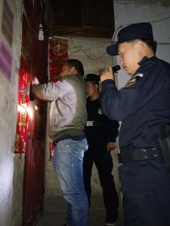 龙岩粗心妈妈误将幼女锁家中 